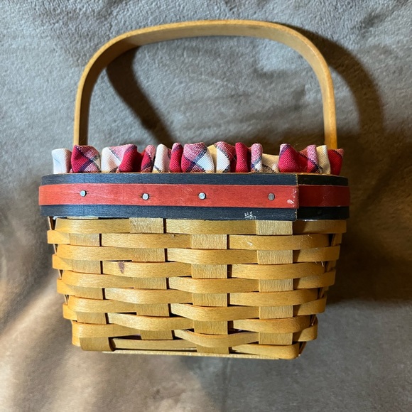 Longaberger 2001 Retired Strawberry Collector Basket - Picture 2 of 3